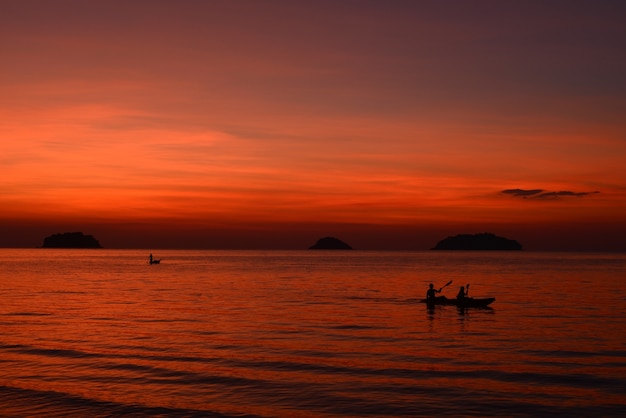 Bel tramonto sulla spiaggia ai tropici. Cielo e oceano