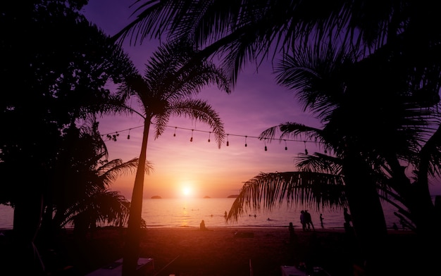 Bel tramonto sulla spiaggia ai tropici. Cielo e oceano