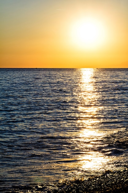 Bel tramonto sulla spiaggia del Mar Mediterraneo in Turchia