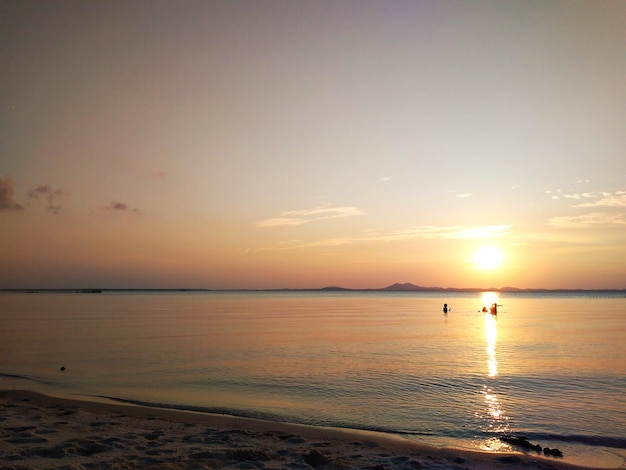 Bel tramonto sulla spiaggia di Belitung. Tramonto sul mare. Isola di Belitung, Indonesia.