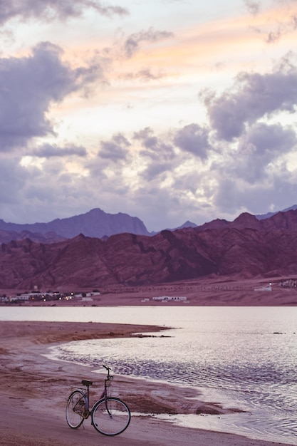 Bel tramonto sulla spiaggia di Lagoona, Dahab, Egitto