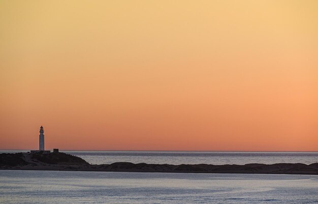 Bel tramonto sulla spiaggia di Los Caos de Meca con lo sfondo del faro di Trafalgar.