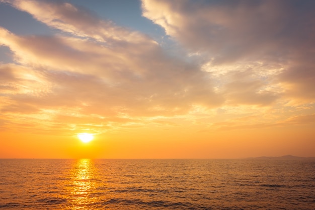 Bel tramonto sulla spiaggia e sul mare