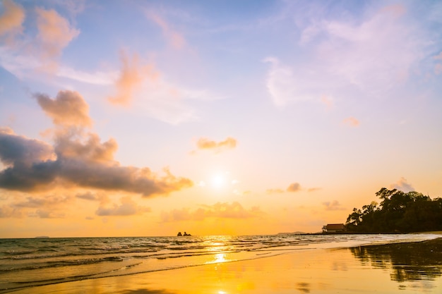 Bel tramonto sulla spiaggia e sul mare