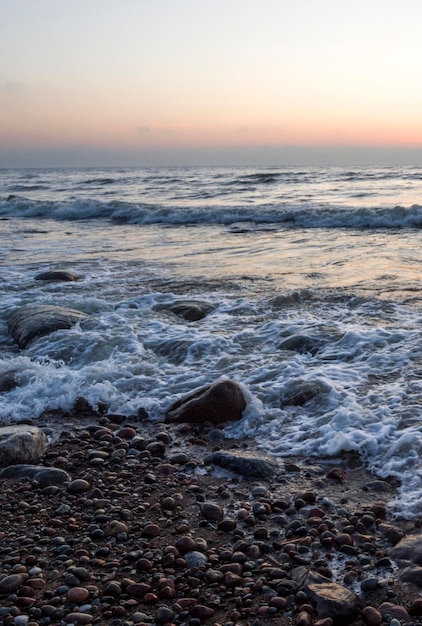 Bel tramonto sulla spiaggia sabbiosa del Mar Baltico a Lietva Klaipeda