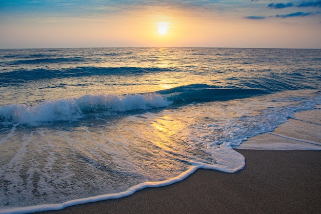 Bel tramonto sulla spiaggia sabbiosa del mare