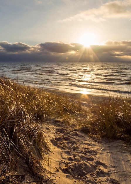 Bel tramonto sulla spiaggia sabbiosa e sulle dune del Mar Baltico in Lituania Klaipeda