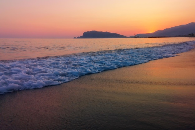 Bel tramonto sulla spiaggia, sole, cielo, mare, onde