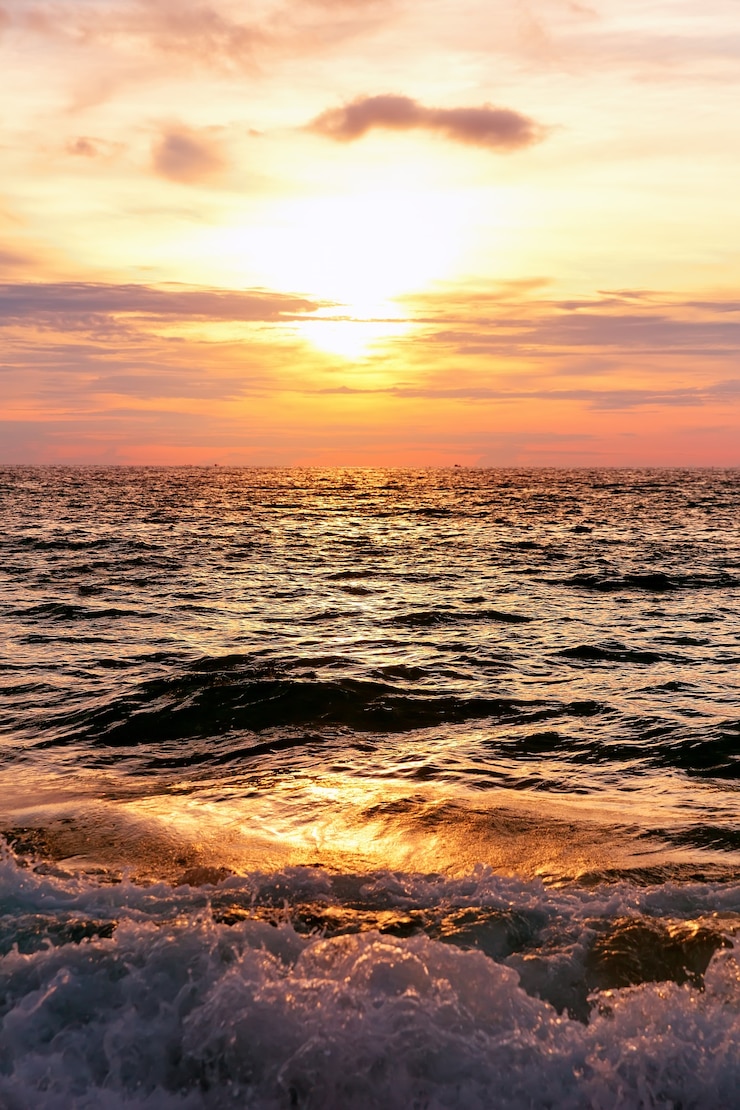 Foto bel tramonto sulla spiaggia