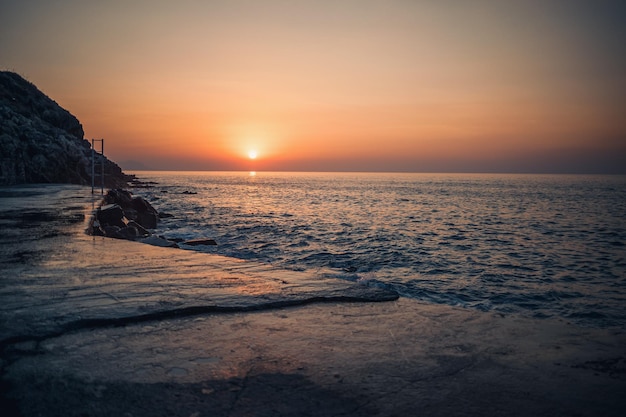 Bel tramonto sullo sfondo del mare Tramonto sul mare Bella vista sul mare al tramonto