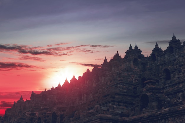 Bel tramonto visto dalla cima del Tempio di Borobudur