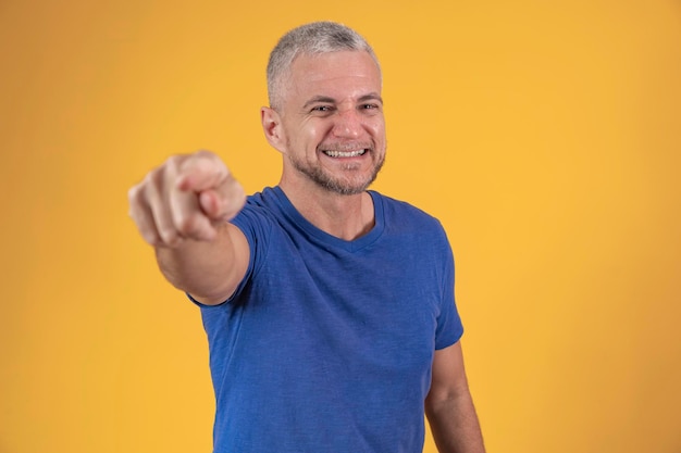 Bel uomo anziano canuto di mezza età su sfondo isolato che indica te e la fotocamera con le dita sorridenti positive e allegre