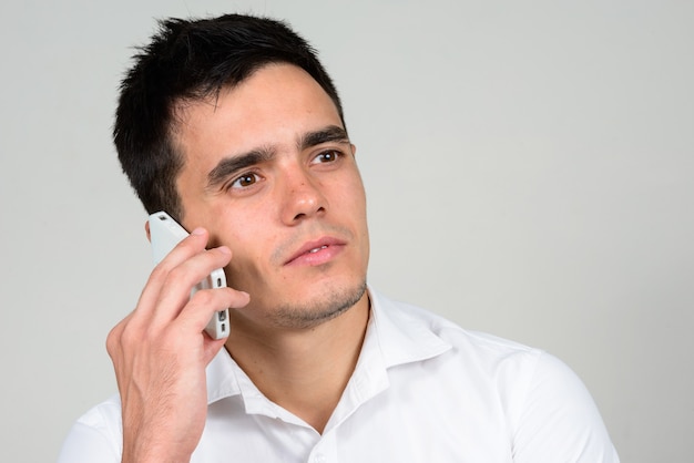 bel uomo d'affari con barba stoppia su bianco