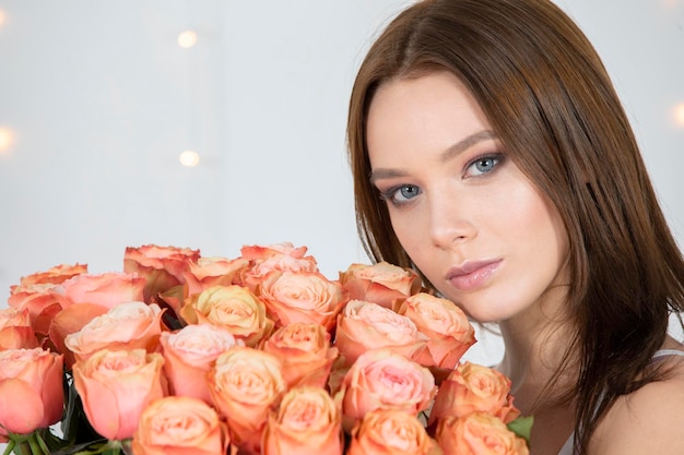 Bel viso della modella e con un mazzo di rose Donna con fiori