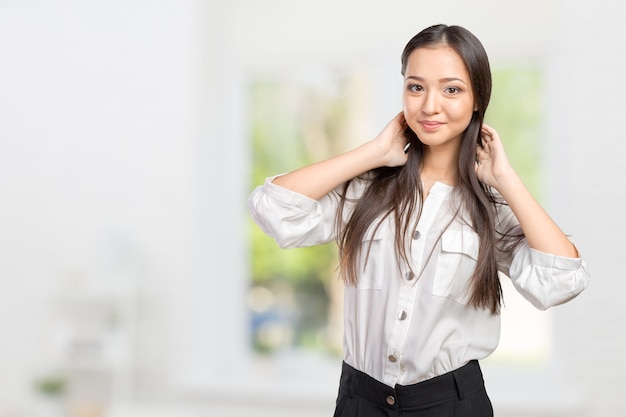 Bel viso di giovane donna adulta con pelle fresca e pulita