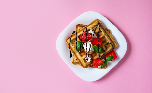 Belgio waffles dessert con fragole e ricotta