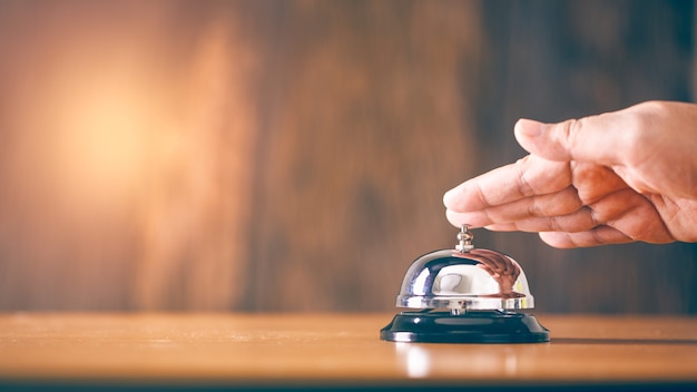 Bell chiama il servizio vintage con la mano