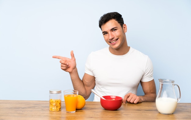 Bell&#39;uomo a fare colazione puntando il dito sul lato