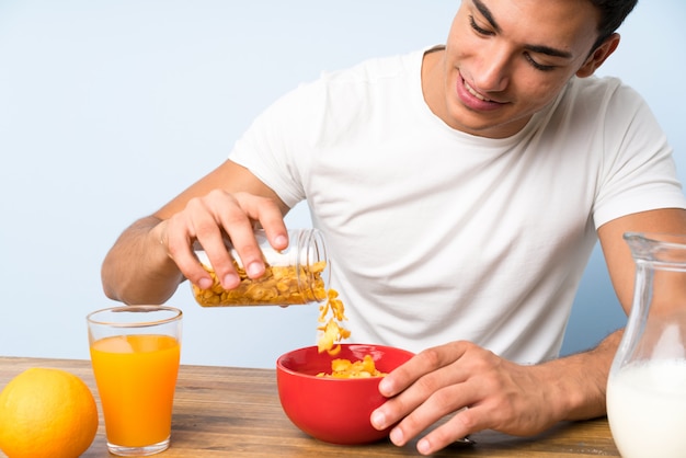 Bell&#39;uomo a fare colazione