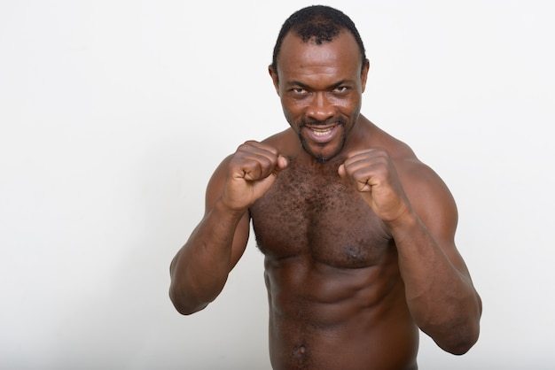 bell'uomo africano barbuto muscoloso torso nudo contro il muro bianco