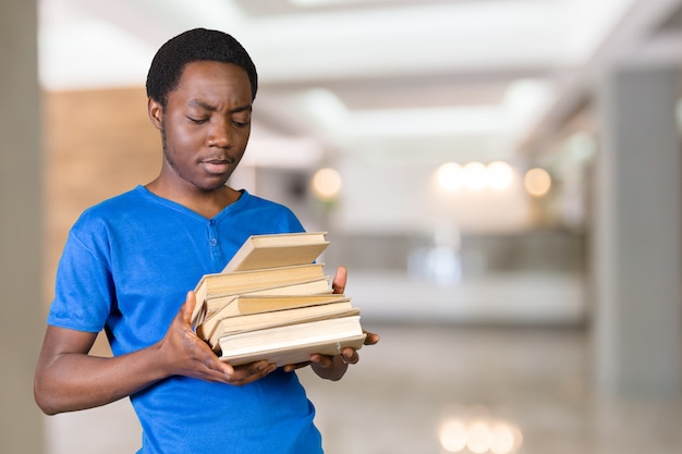 Bell&#39;uomo afroamericano con libri