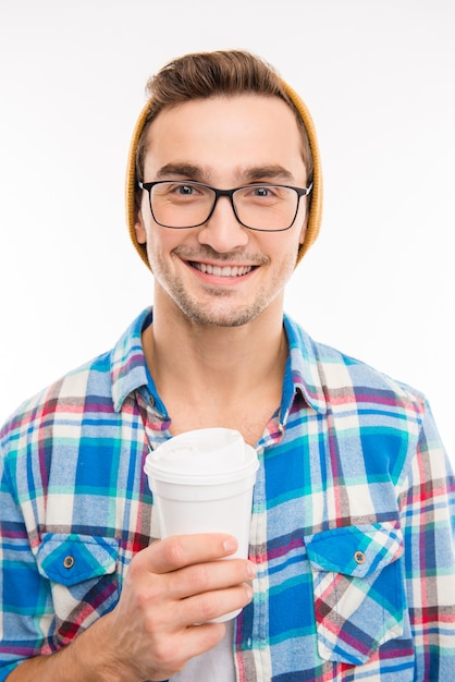 Bell'uomo allegro con occhiali da cocktail e cappello