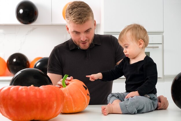 Bell'uomo biondo caucasico e bambino a casa da una zucca spaventosaBuona giornata di Halloween con la famiglia