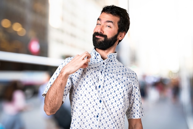 Bell&#39;uomo castana con barba orgoglioso di se stesso