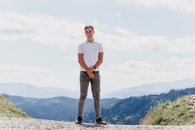 Bell'uomo che cammina sulle verdi colline