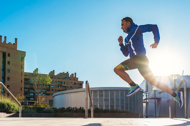 Bell'uomo che corre in città. Fitness, allenamento, sport, concetto di stile di vita.