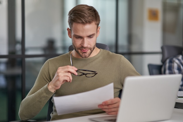 Bell'uomo che pensa all'accordo con il cliente