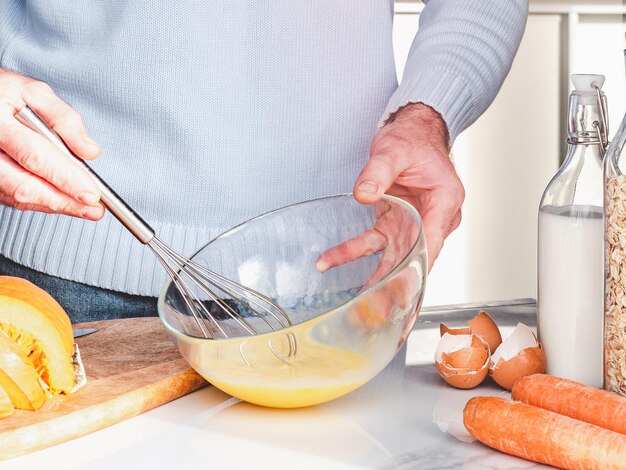 Bell'uomo che prepara una sana colazione. Primo piano, interno