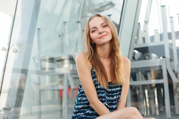 Bell'uomo che si scusa dopo una discussione con la sua ragazza. Tristezza. Emozioni