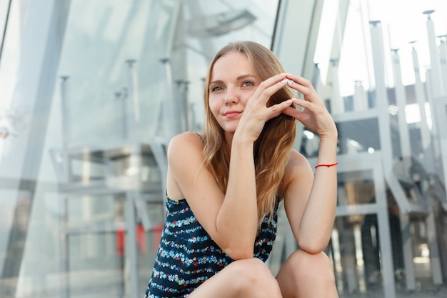 Bell'uomo che si scusa dopo una discussione con la sua ragazza. Tristezza. Emozioni