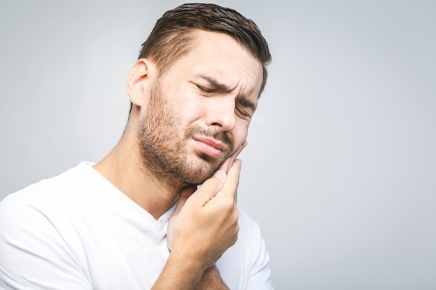 Bell'uomo che soffre di mal di denti