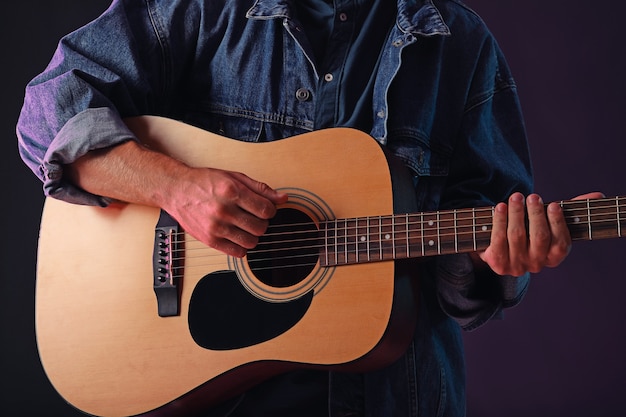 Bell'uomo che suona la chitarra al buio