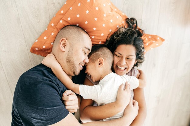 Bell'uomo che trascorre del tempo a casa con la sua piccola figlia carina Happy Father's Day