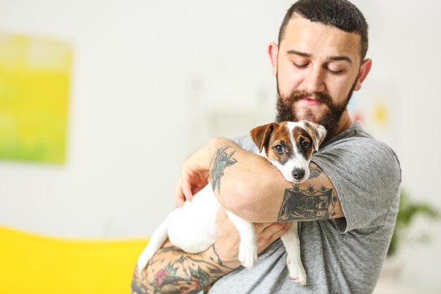 Bell'uomo con cane carino a casa