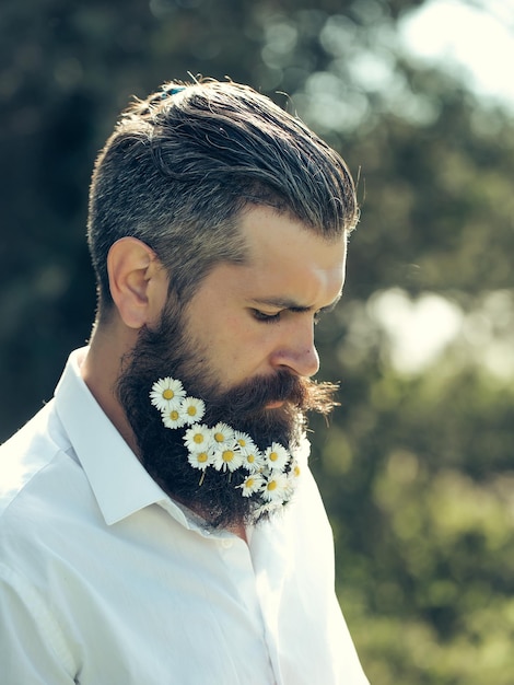 Bell'uomo con fiori in barba