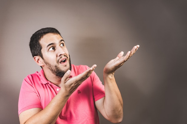 Bell&#39;uomo con la barba che fa il gesto di sorpresa