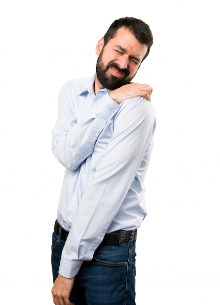 Bell&#39;uomo con la barba con dolore alla spalla