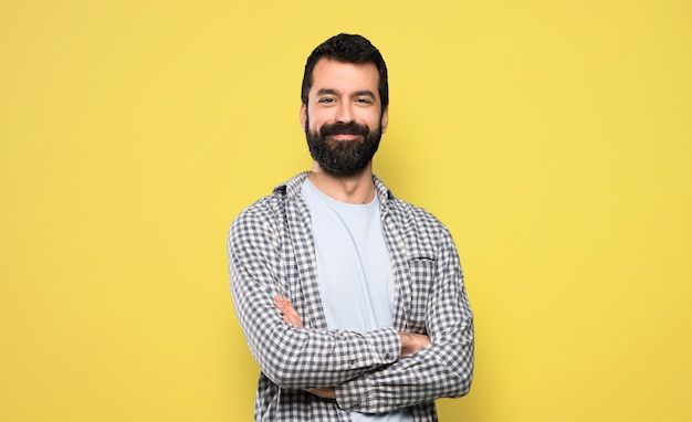 Bell&#39;uomo con la barba tenendo le braccia incrociate in posizione frontale