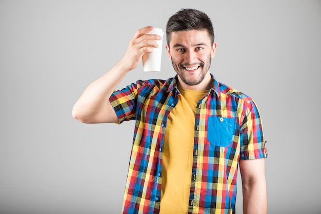 Bell'uomo con pausa caffè isolata su sfondo grigio