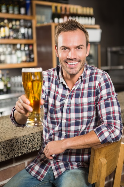 Bell'uomo con una birra