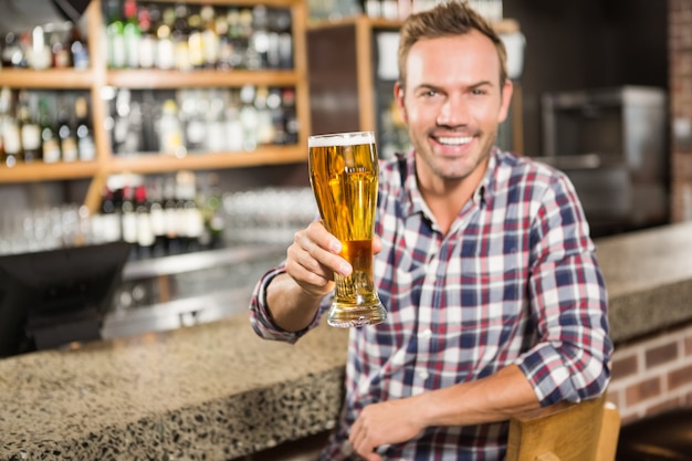 Bell'uomo con una birra