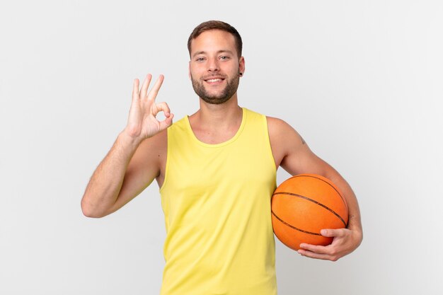 Bell'uomo con una palla da basket