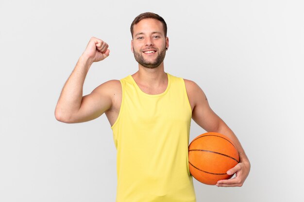 Bell'uomo con una palla da basket