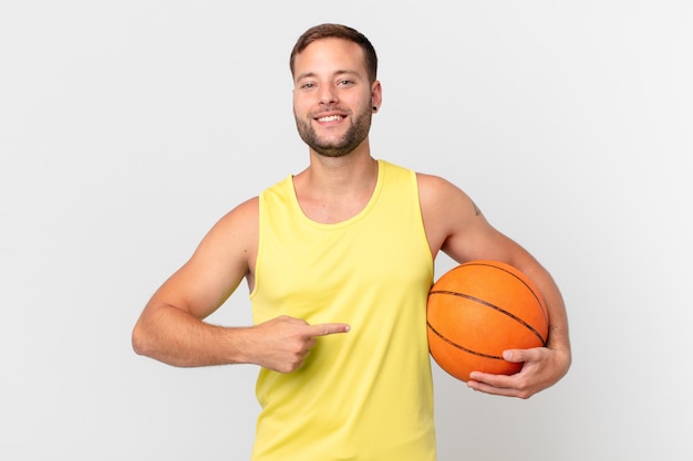 Bell'uomo con una palla da basket