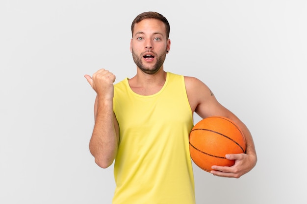 Bell'uomo con una palla da basket