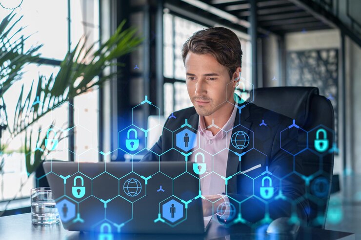 Bell'uomo d'affari in tuta sul posto di lavoro che lavora con il laptop per difendere la sicurezza informatica dei clienti Concetto di protezione delle informazioni dei clienti e brainstorming Ologramma del lucchetto sullo sfondo dell'ufficio